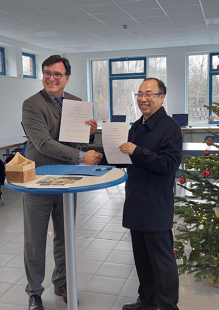 Hochschul-Präsident Herr He Dingxiu und Herr Oberstundiendirektor Stefan Nowatschin - BBS I Uelzen